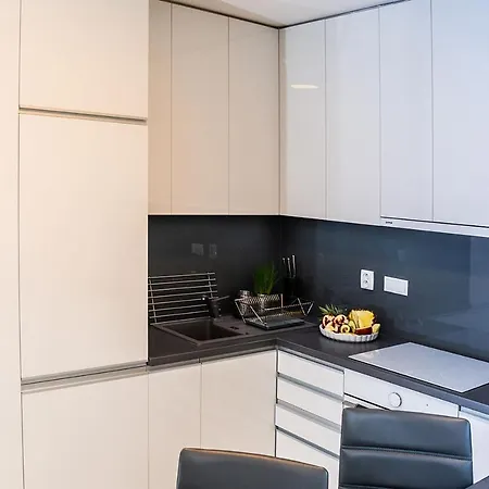 Apartment,private Parking, Balcony, Smart Check In *